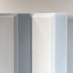 Foto von Basotect Schallabsorbern in grau und weiß. Materialstärke 10cm ist je mit und ohne Fase dargestellt.