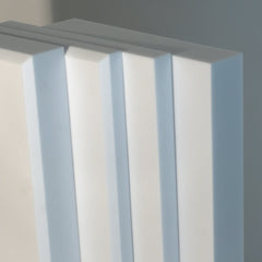 Seitenansicht und Nahaufnahme der weißen Basotect Schallabsorber. 5 und 10 cm Plattenstärke, einmal mit und einmal ohne Fase.