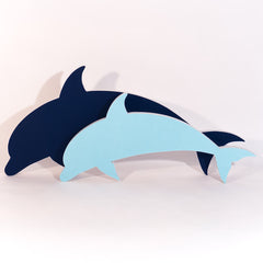Zwei Delfin Schallabsorber aus PET Vlies. Der große Delfin ist dunkelblau und der kleine Delfin ist hellblau kaschiert.
