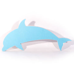 Schallabsorber aus PET Vlies, hellblau kaschiert, in Form eines kleinen Delfins.