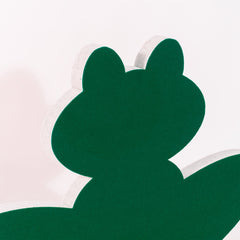 Seitenansicht und Nahaufnahme eines Schallabsorbers aus PET Vlies, grün kaschiert, in Form eines Frosches.