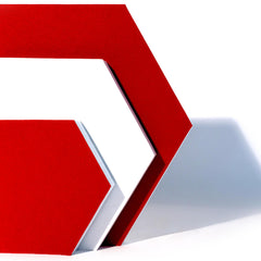 Hexagon förmige, verschieden große Schallabsorber aus PET Vlies. Unkaschiert in weiß und kaschiert in rot.