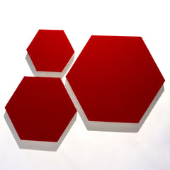 Hexagon förmige, verschieden große Schallabsorber aus PET Vlies. Kaschiert in rot.
