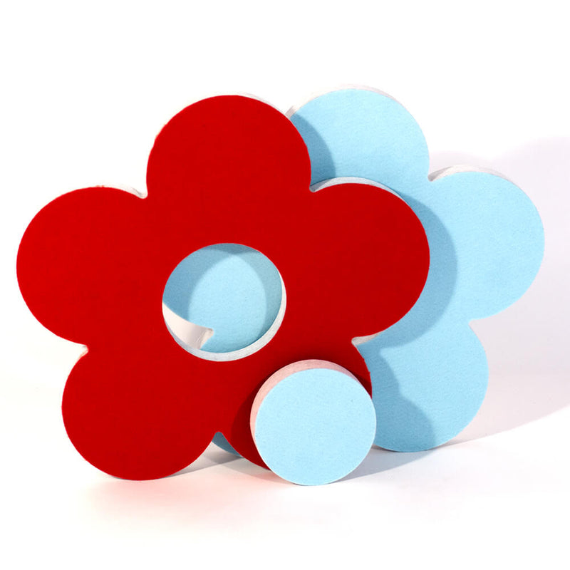 Zwei Blumen Schallabsorber aus PET Vlies. Eine ist rot und die andere hellblau kaschiert. Die Blumen bestehen aus einem Blätterkranz und einer runden Mitte, welche unterschiedlich kombiniert werden können.