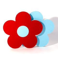 Zwei Blumen Schallabsorber aus PET Vlies. Eine ist rot und die andere hellblau kaschiert. Die Blumen bestehen aus einem Blätterkranz und einer runden Mitte, welche unterschiedlich kombiniert werden können.