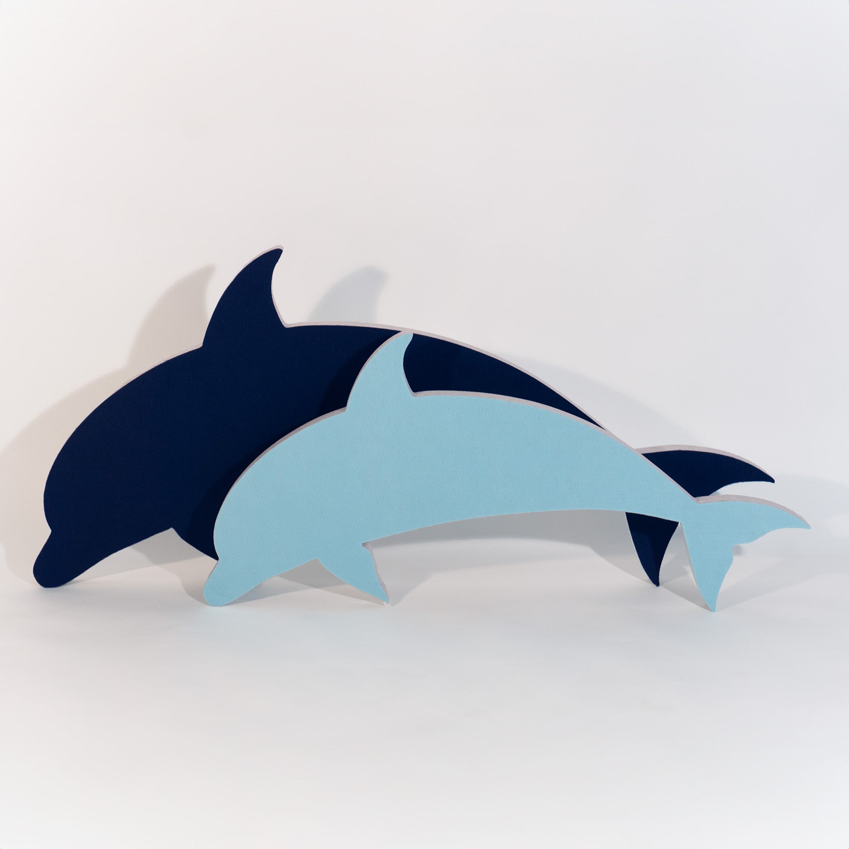 Foto von dem großen und kleinen Absorber-Delfin. Sie stehen voreinander um die Größenunterschiede besser beurteilen zu können.