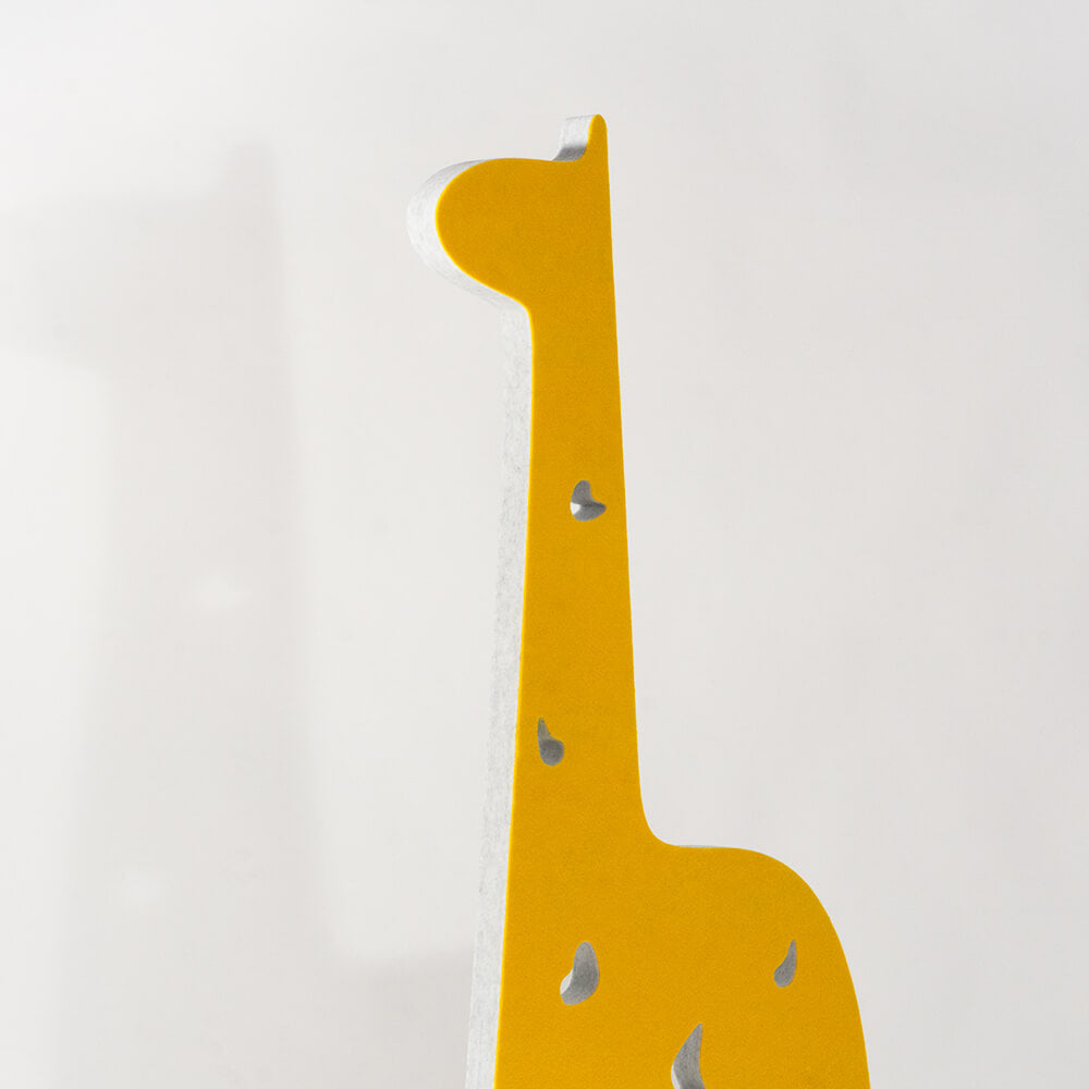 Seitenansicht und Nahaufnahme eines Schallabsorbers aus PET Vlies, gelb kaschiert, in Form einer Giraffe.