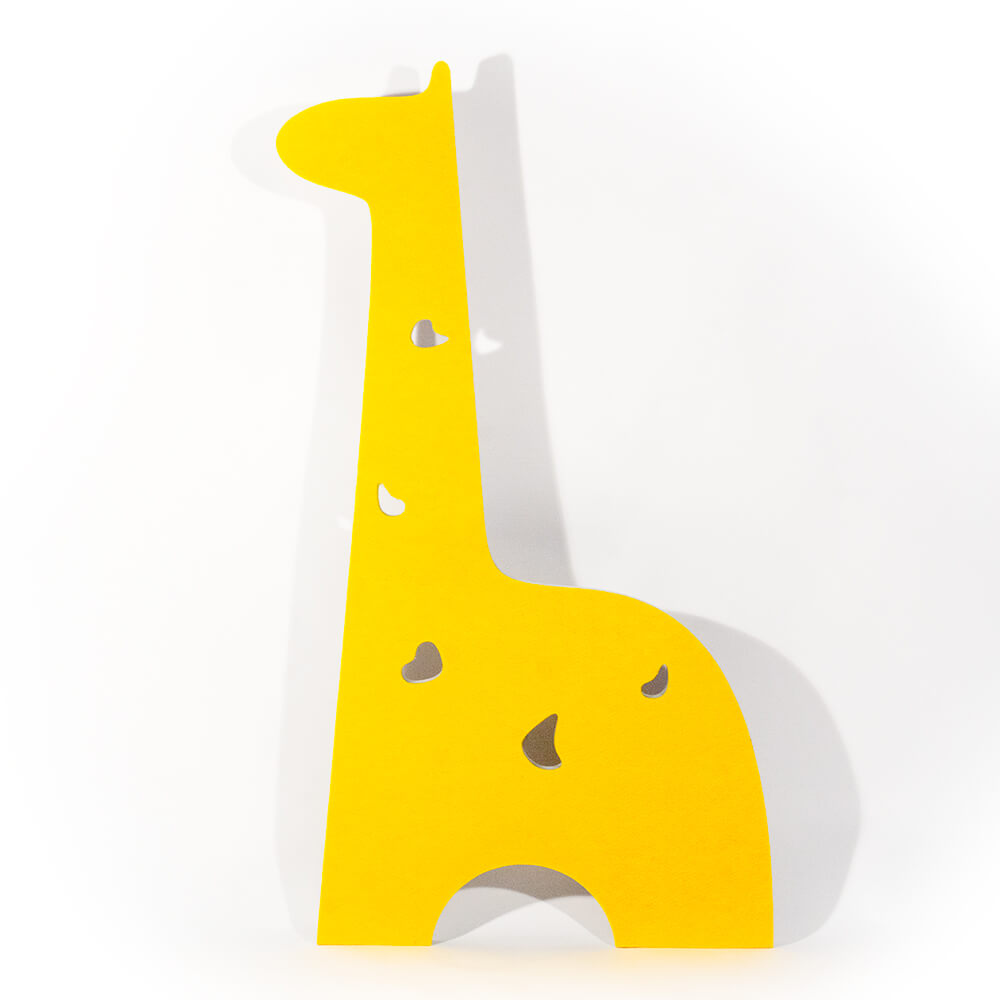 Schallabsorber aus PET Vlies, gelb kaschiert, in Form einer Giraffe.