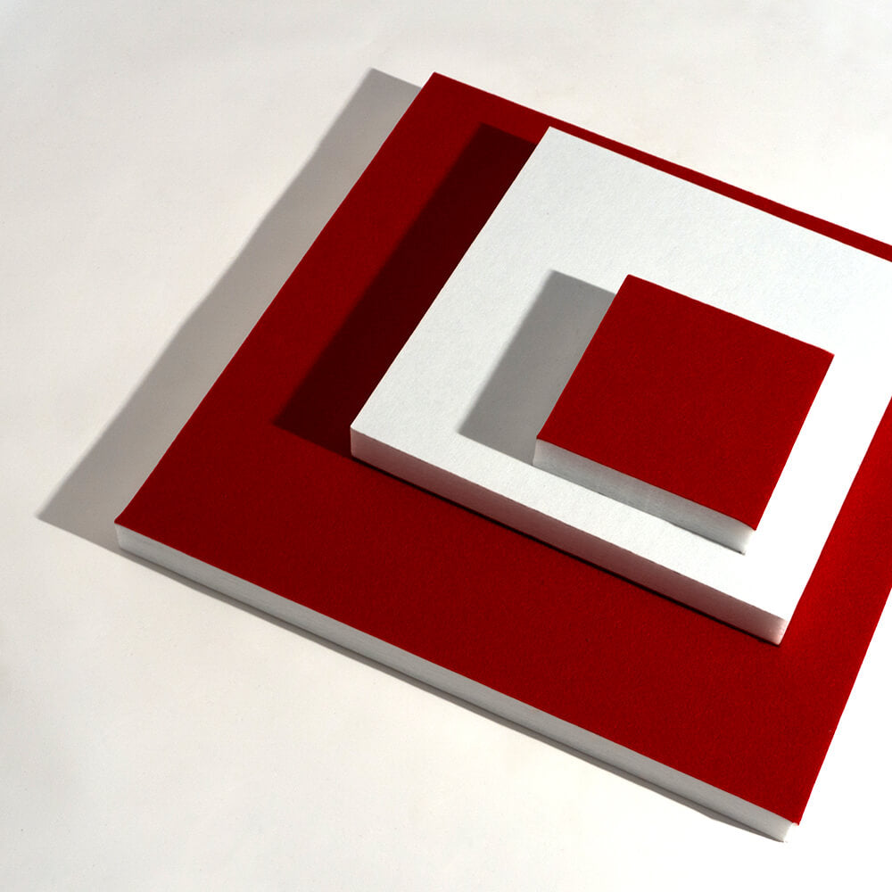 Darstellung verschieden großer, quadratischer PET Schallabsorber. Unkaschiert in weiß und kaschiert in rot.