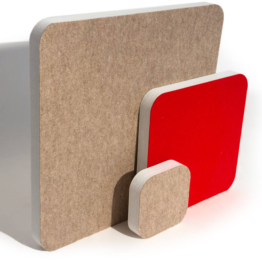 Darstellung verschieden großer, quadratischer PET Schallabsorber, mit abgerundeten Ecken. Kaschiert in dunkelbeige und rot.