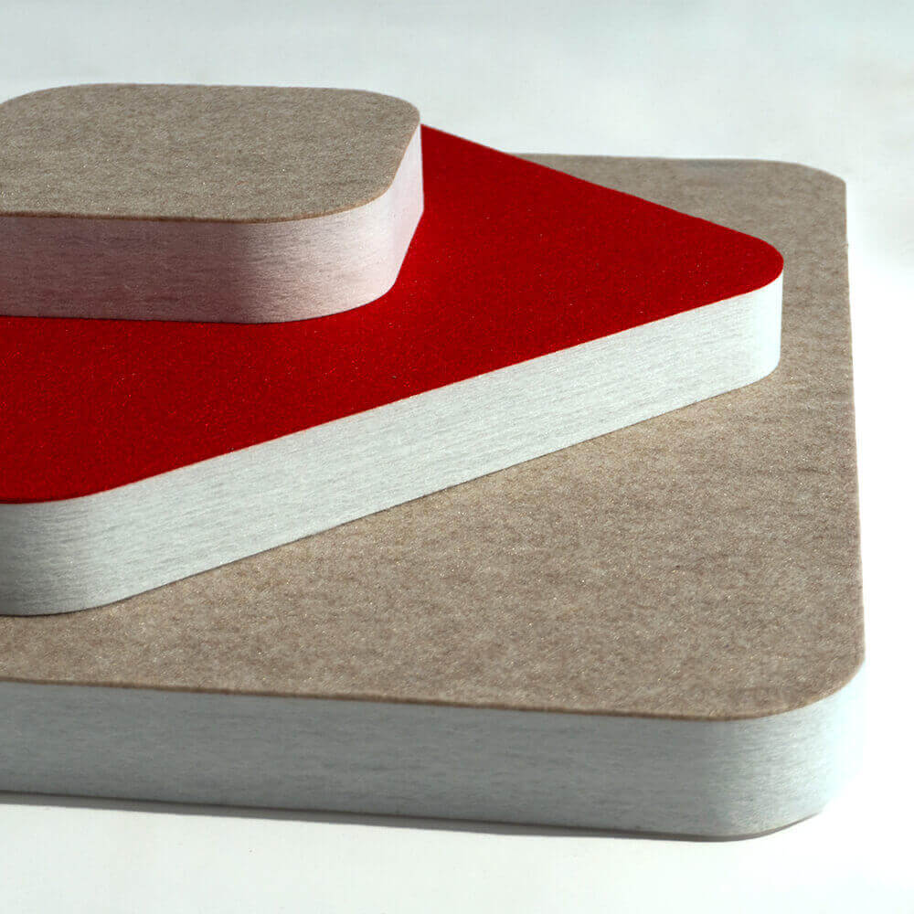 Darstellung verschieden großer, quadratischer PET Schallabsorber, mit abgerundeten Ecken. Kaschiert in dunkelbeige und rot. Zu sehen ist die Kante und somit die Schichtung des Materials.