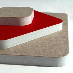 Darstellung verschieden großer, quadratischer PET Schallabsorber, mit abgerundeten Ecken. Kaschiert in dunkelbeige und rot. Zu sehen ist die Kante und somit die Schichtung des Materials.