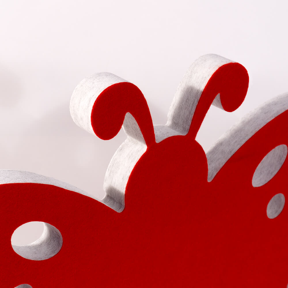 Seitenansicht und Nahaufnahme eines Schallabsorbers aus PET Vlies, rot kaschiert, in Form eines Schmetterlings.