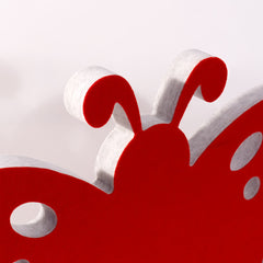 Seitenansicht und Nahaufnahme eines Schallabsorbers aus PET Vlies, rot kaschiert, in Form eines Schmetterlings.