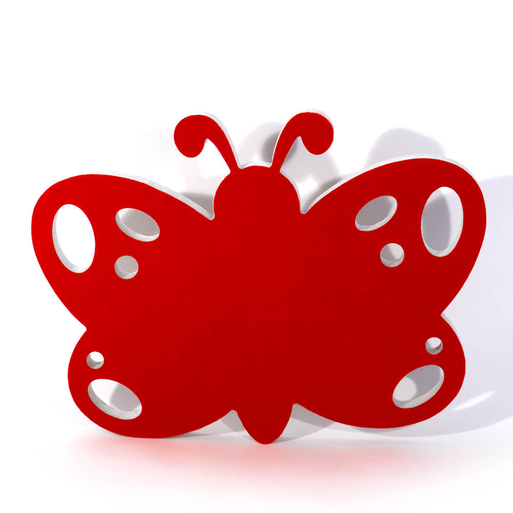 Schallabsorber aus PET Vlies, rot kaschiert, in Form eines Schmetterlings.